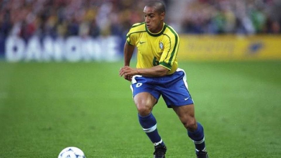 Aksi Roberto Carlos bersama Timnas Brasil. Copyright: © INTERNET